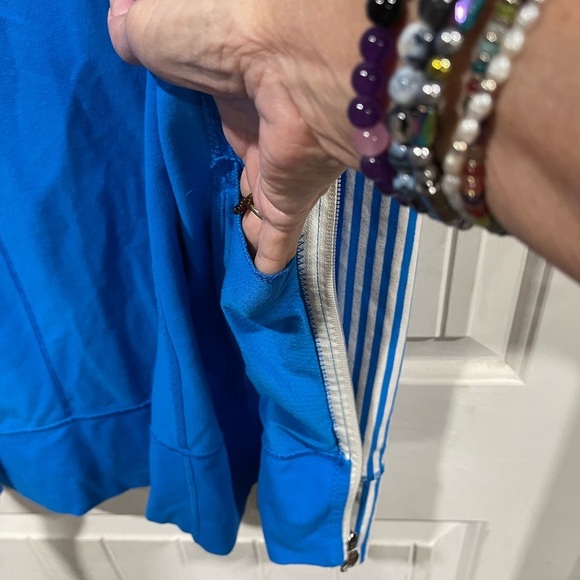 Lululemon Athletica Luon zip-up jacket size 6. This is so 🥰 cute Beautiful blue - Picture 9 of 9